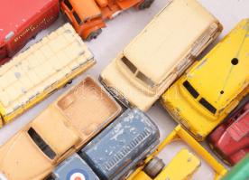 cca 1960/70 Lesney England 23 darab fém makett autó. Jelzett, kopással, 1-1 sérüléssel, h: 7 cm alat...