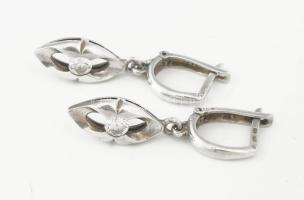 Ezüst(Ag) köves, áttört fülbevalópár, jelzett, 3,2×0,8 cm, bruttó: 4,7 g