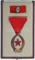 1985. "Munka Érdemrend" bronz fokozata, zománcozott bronz kitüntetés mellszalagon, miniatűrrel szalagsávon, eredeti (ragadós) tokban T:AU NMK 601.