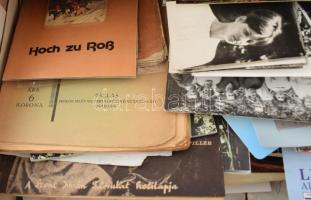 Nagy doboznyi vegyes papírrégiség 250 db fotó, sok képeslap, régi kották, régi újság, nyomtatvány, k...