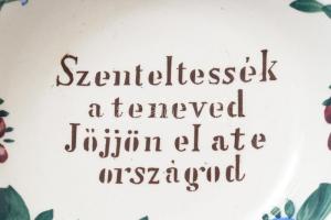 cca 1900 Apátfalva 6 darabos falitányér szett, a Miatyánk szövegével díszítve. Jelzett, kis sérülése...