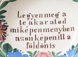cca 1900 Apátfalva 6 darabos falitányér szett, a Miatyánk szövegével díszítve. Jelzett, kis sérülése...