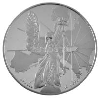 Kósa István (1953-) 2000. "Európa Közepén 1100 éve" hátoldalán jelzett Ag emlékérem díszto...