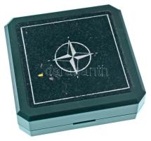 1999. "NATO csatlakozás / Egységben a biztonságért" jelzett Ag emlékérem eredeti díszdoboz...