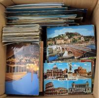 Kb. 900 db MODERN külföldi város képeslap egy dobozban, vegyes minőség / Cca. 900 MODERN foreign town-view postcards in a box, mixed quality