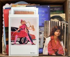 Kb. 700 db MODERN motívum képeslap és üdvözlőlap vegyes témában egy dobozban, vegyes minőség / Cca. 700 MODERN motive postcards and greeting cards in a box, mixed quality