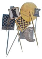 8xklf fém sakk jelvény, közte egy gomblyukjelvény "Huguenin" gyártói jelzéssel, közte zománcozott darabok T:AU-VF