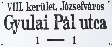 cca 1980/90 Nagyméretű zománcozott fém utcatábla, "VIII. kerület, Józsefváros Gyulai Pál utca 1-1" felirattal, kisebb zománchibával, 30x70 cm