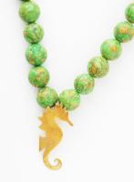 Mexikói zöld türkiz nyaklánc, csikóhal medállal, h: 42 cm
