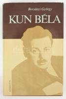 Borsányi György: Kun Béla. Politikai életrajz. Bp., 1979, Kossuth, 425+(3) p. Fekete-fehér fotókkal illusztrálva. Kiadói egészvászon-kötés, kissé viseltes kiadói papír védőborítóban, a könyv végén kissé hullámos lapokkal.