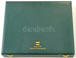 1db "Magyar Érmeforgalmazó" zöld műbőr éremtartó kazetta 1db kivehető tálcával, összesen 24 férőhellyel (54x53mm/db), használt, szép állapotban