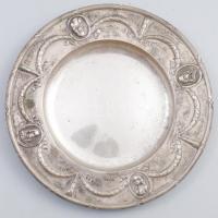 Ezüst (Ag) tálca. Kerek forma, vastag peremrészén szalagokkal összekötött medalionos portré díszítéssel, kötegelt peremrésszel, jelzett, d: 21,5 cm, 382g