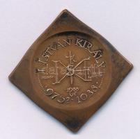 Lapis András (1942-) 1988. "I. István király 975?-1038 - Szegedi Éremgyűjtők" kétoldalas, csegely alakú bronz emlékplakett (34x34mm) T:AU kis patina Adamo SG21