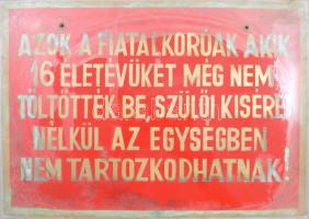 ,,Azok a fiatalkorúak akik 16 életévüket még nem töltötték be, szülői kiséret nélkül az egységben nem tartozkodhatnak!" feliratú üveg (plexi?) tábla, megviselt állapotban, 25x35 cm