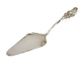 Ezüst (Ag) tortalapát, jelzett, rózsás díszítéssel 42 g 21 cm