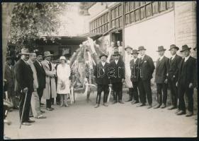1929 Az Érsekújvári Magyar Gazdák zászlószentelésével kapcsolatos alkalmi mezőgazdasági kiállításon első díjat nyert két méter magas aratókoszorú, nevesített csoportkép, a képen Jaross Andor (1896-1946) felvidéki politikus, miniszter, a magyarországi zsidók deportálásának egyik vezetője; Holota János (1890-1958) csehszlovákiai magyar ügyvéd, politikus; Turchányi Imre (1899-1955) ügyvéd, földbirtokos, országgyűlési képviselő és mások. A hátoldalon feliratozott fotó, 11,5x16,5 cm