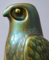 Zsolnay sólyom. Terv.: Nádor Judit. Eozin mázakkal fedett öntött finomfajansz. Jelzett, körmén kis m...