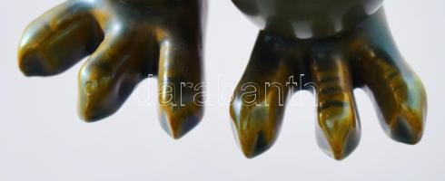 Zsolnay sólyom. Terv.: Nádor Judit. Eozin mázakkal fedett öntött finomfajansz. Jelzett, körmén kis m...