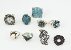 9 darab ezüst (Ag) gyűrű, zömmel jelzett, türkiz és gránát berakásokkal, 1-1 hiánnyal, összesen bruttó 57g