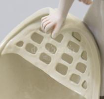 Lány kosárral. Th. Chuen jelzéssel. Kézzel festett, jelzett, hibátlan 24 cm