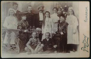 cca 1910 Családi fotó, köztük kitüntetett katonatiszttel, kabinetfotó Paál József komáromi műterméből, szecessziós hátlappal, kissé deformált, 10,5x16,5 cm