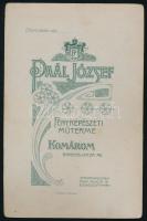 cca 1910 Családi fotó, köztük kitüntetett katonatiszttel, kabinetfotó Paál József komáromi műtermébő...