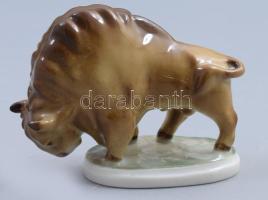 Zsolnay porcelán bölény, kézzel festett, jelzett, kis kopásnyommal, 8,5×7 cm