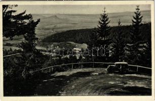 1934 Branyiszkó, Pod Braniskom (Siroka, Siroké); V pozadi Spissky hrad. Emerich Schustek / látkép, háttérben Szepes vára, automobil / general view with Spissky Castle in the background, automobile (EK)