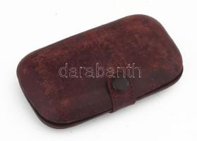 Antik hordozható varró szett: olló és gyűszű, tokban, h: 8,5 cm