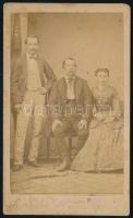 cca 1875-1880 Családi portré, vizitkártya H. Weissbach &amp; Co. selmecbányai (Schemnitz, Banská Štiavnica) műterméből, kissé foltos, 10,5x6,5 cm