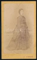 cca 1870-1880 Hölgy egészalakos portréja, vizitkártya Elisabeth Popovics oravicai (Oravicabánya, Oravita) műterméből, kissé foltos, 10,5x6,5 cm (Rendkívül ritka műterem!)