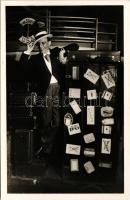 1942 Latabár Kálmán a Fővárosi Operettszínház Handa-banda előadásában, hátoldalán a színész saját kezű üzenetével. Áldor felvétele / Hungarian actor, with his signature on the backside