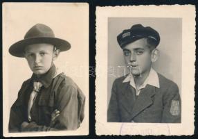 cca 1930 Erdélyi cserkész, valamint iskolai egyenruhát(?) viselő fiú, 2 db fotó, az egyik hátoldalán "Foto Kántor Műterem, Tg.-Mures" (Marosvásárhely), a másikon Auid (Nagyenyed) bélyegzéssel, 8,5x5,5 cm és 8,5x6,5 cm