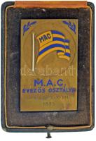 1935. "M.A.C. (Magyar Athletikai Club) Evezős Osztálya" "Turadij 1000KM 1935", zománcbetétes bronz sport díjérem, "BERÁN N BUDAPEST DÖBRENTEI U. 2." gyártói jelzéssel, eredeti gyártói tokban (64x42mm) T:XF