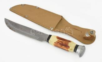 Brazil vadászkés, műanyag fogóval, tokban, h: 25 cm