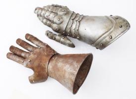 2 darab 19. sz-i páncélkesztyű replika, h: 30-35 cm