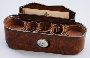 Akasztható kalamáris. cca 19. sz. második fele, fa, üvegbetétek nélkül, zsebórával, pennával, Mattyasóvszky Lajos és Mattyasóvszky Olga 7 darab névjegykártyájával, h: 22 cm