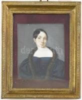 Jelzés nélkül, feltehetően XIX. sz. elején működött miniatűr festő: Fiatal hölgy portréja. Olaj, csont, 6,5x6 cm. Dekoratív, üvegezett fakeretben.