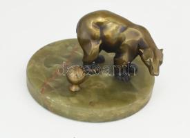 Medves figurás asztaldísz / névjegykártyatartó, bronz elemekkel márvány lapon, d: 17 cm