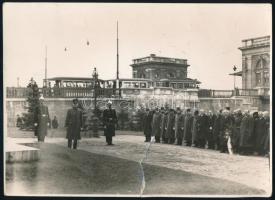 cca 1930 Budapest Margit híd Budai hídfője a Przemysl szobor megkoszorúzása. rendőrök, politikusok, beszakadással, pecséttel jelzett 24x17 cm