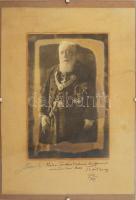 1909 Thék Endre (1842-1919) asztalosmester, bútor- és zongoragyáros, az első hazai bútorgyár alapítója, a magyar nagyüzemi bútorgyártás megteremtőjének díszmagyaros fotója, szablyával, számos kitüntetéssel (közte a Vaskorona-rend III. osztálya, a Ferenc József-rend lovagkeresztje, ill. külföldi kitüntetések is). A kép alatt autográf aláírásával és ajándékozási soraival: ,,Kedves Torkos Kálmán barátomnak mindenkori híve Thék Endre". Strelisky hidegpecséttel jelzett felvétele, kartonra kasírozva, kisebb sérülésekkel, a kartonon foltokkal, fotó: 18,5x12 cm, karton: 28x20,5 cm. Modern, üvegezett képkeretben.
