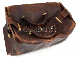 Utazó kézitáska. Antik marhabőr, réz csatokkal, kulcs nélkül. 30x43x27 cm