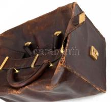 Utazó kézitáska. Antik marhabőr, réz csatokkal, kulcs nélkül. 30x43x27 cm
