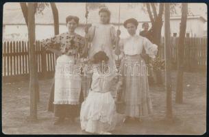 1906 Bagola (Nagykanizsa, Zala), hölgyek csoportképe egy kertben, hátoldalon feliratozott fotó, 9×13 cm
