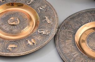 5 darab réz / bronz tárgy, közte iparművész tányérok, vázák, m: 21 cm alatt