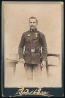 1912 Magyar katona a cs. és kir. hadsereg egyenruhájában, keményhátú fotó, hátoldalon feliratozva, felületi sérülésekkel, 16×10,5 cm