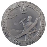 Csehszlovákia 1955. "Mezinárodni Modelárská Soutěž - ČŠR 1955 (Nemzetközi Modellverseny - Csehszlovák Köztársaság, 1955)" ezüstözött bronz díjérem eredeti tokban, hátoldalán "II. místo kategorie: Modely motorové upoutané trysky (II. hely, motorral lekötött sugárhajtású modellek kategóriában)" gravírozással (60mm) T:XF Czechoslovakia 1955. "Mezinárodni Modelárská Soutěž - ČŠR 1955 (International Modeling Competition - Czechoslovak Republic 1955)" silvered bronze award medal in original case, with "II. místo kategorie: Modely motorové upoutané trysky (2nd place in the category: Motor-tethered jet models)" engrave on the back (60mm) C:XF