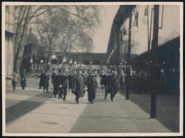 1938 Budapest, Horthy Miklós a Városligetben tesz látogatást, fotó, 9×12 cm