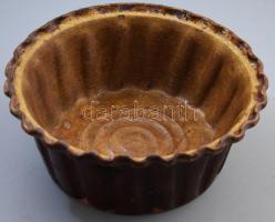 Kuglóf forma XIX. sz. vége, mázas cserép, oldalán ügyes drótozással. 26 cm