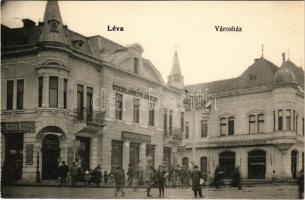 Léva, Levice; Városháza, Barsmegyei Népbank, Lang központi kávéháza, Róth K., Borcsányi és Csernák üzlete. Dukesz Lipót kiadása / town hall, bank, café, shops